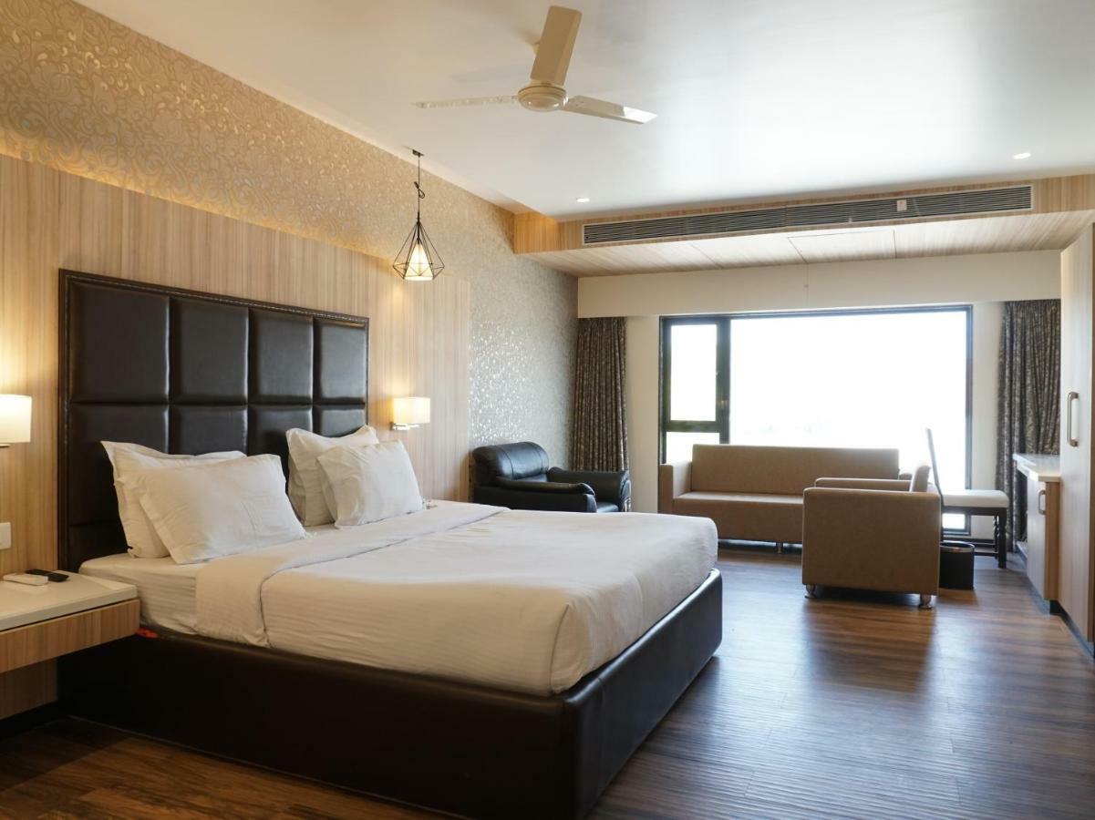 Palette Four Seasons Recreation Resort Jalgaon Экстерьер фото